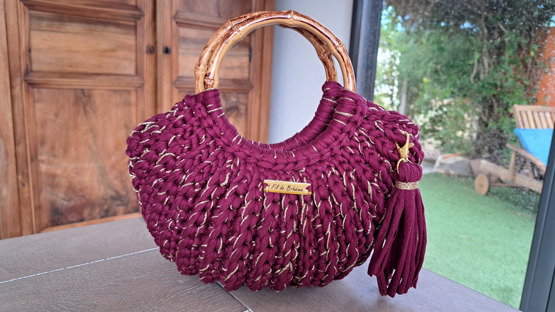 Sac YoZa bordeaux au crochet fait main en France avec anse en bois, fil doré