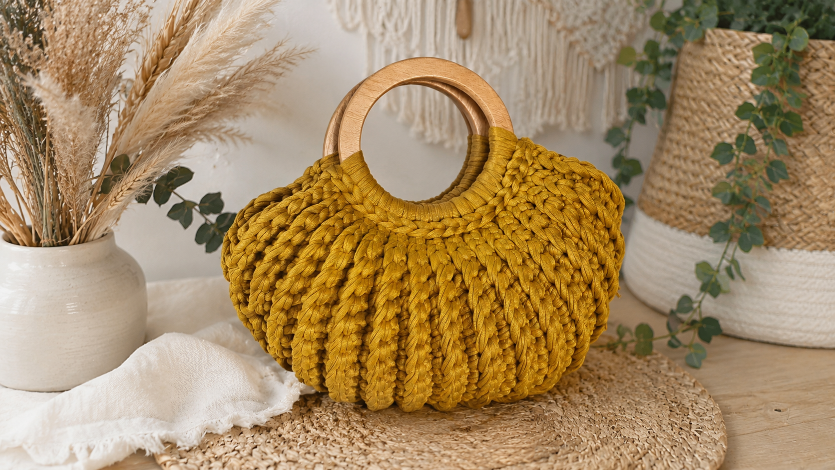 Sac YoZa jaune au crochet fait main en France avec anse en bois