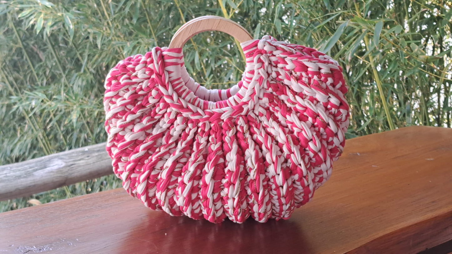 Sac YoZa rose et blanc au crochet fait main en France avec anse en bois et fil doré