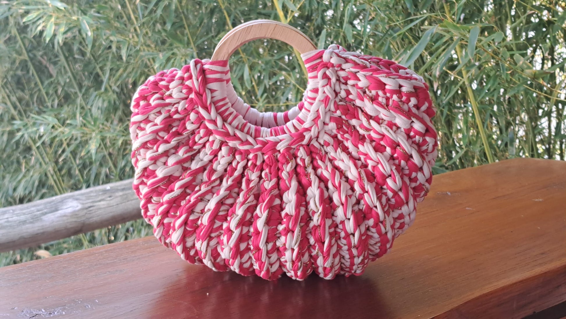 Sac YoZa rose et blanc au crochet fait main en France avec anse en bois et fil doré